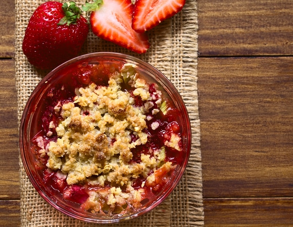 Клубничный крамбл с корицей — изысканное удовольствие для каждого