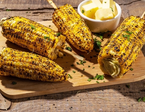 Устали от кукурузы? Приготовьте ее на гриле по-мексикански: будет вкусно и необычно