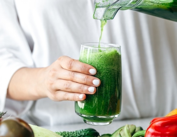 «Зеленое золото»: этот напиток из 3 ингредиентов помогает контролировать сахар в крови