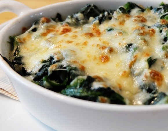 Не стоит сочетать шпинат и щавель с молочными продуктами — да, сыр тоже «мимо»