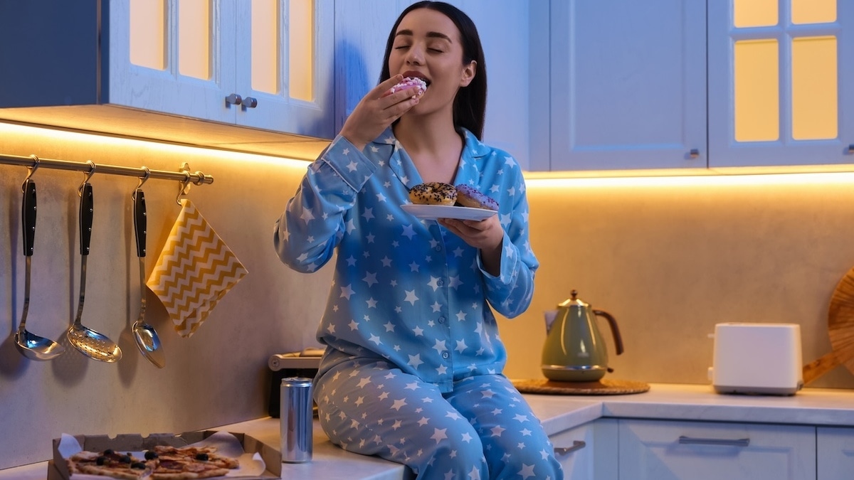 Диетолог назвал "полезную" еду, которую опасно есть перед сном