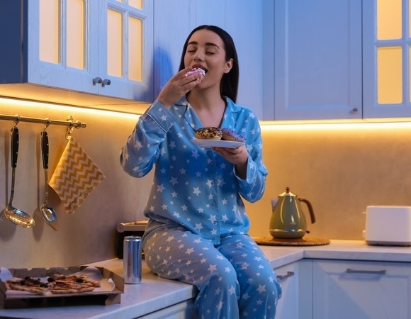 Диетолог назвал "полезную" еду, которую опасно есть перед сном Диетолог назвал "полезную" еду, которую опасно есть перед сном