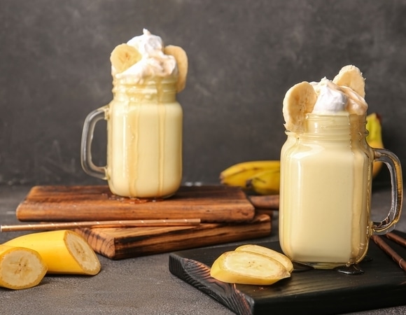 Молочный коктейль из трех ингредиентов: можно обойтись без блендера