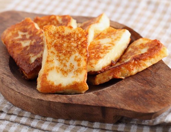 Закуска с ароматом Кипра: готовим средизимноморский халуми в духовке