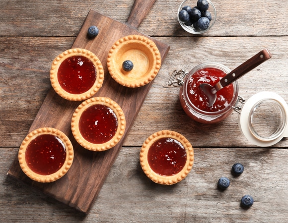 Тарталетки как у Дамы Червей: готовим британское лакомство в духе "Алисы в Стране Чудес"