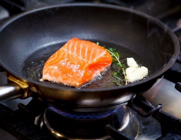 Придется поискать замену: что и почему нельзя жарить на подсолнечном масле?