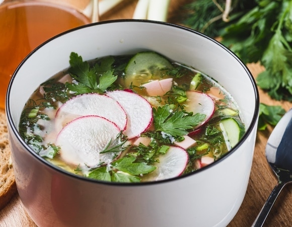 Диетолог Королева научила, как превратить "простую" окрошку в по-настоящему полезный обед 