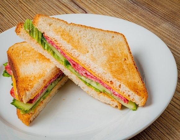 Есть всухомятку — не опасно: эксперт объяснил, почему мы зря верили в этот миф