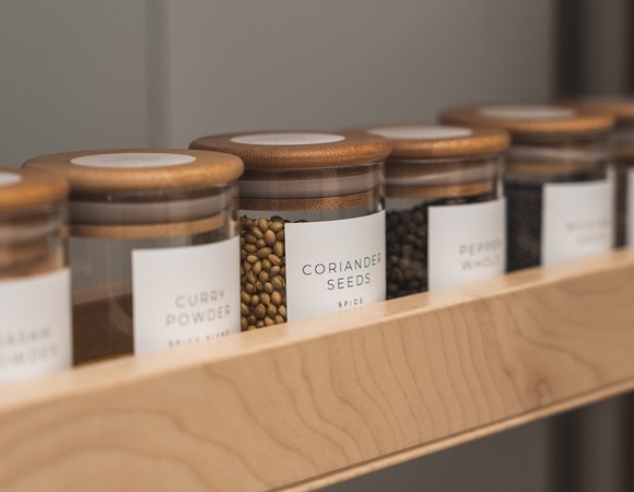 Вот где нельзя хранить специи — аромат уходит, а токсины копятся 