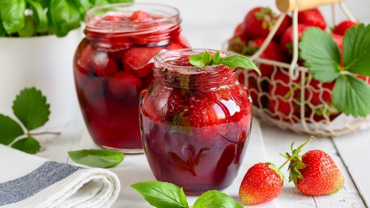 Первая заготовка лета со вкусом мохито: как сделать варенье из клубники с мятой и базиликом 