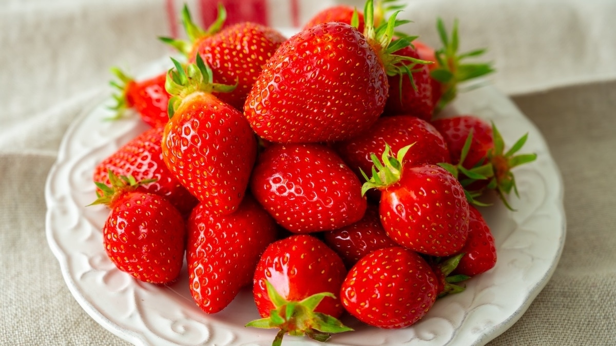 Утром на пользу, вечером — во вред? Эндокринолог назвала лучшее время для употребления клубники