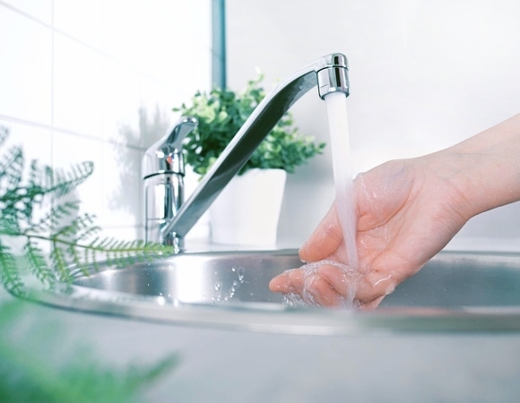 10 стран, где туристам нельзя пить воду из-под крана — даже в дорогом отеле