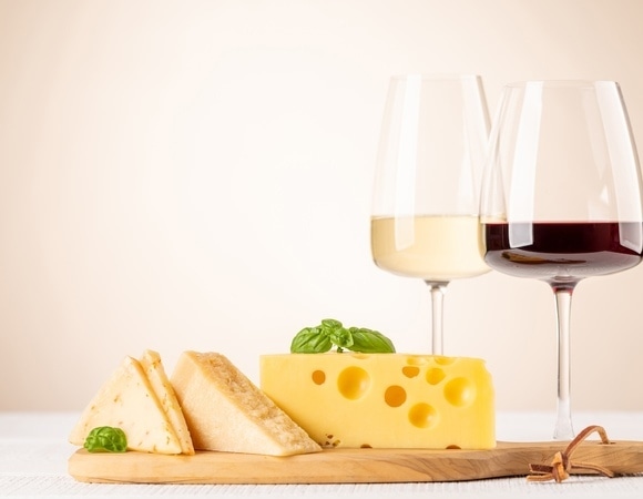 Как правильно сочетать вино и сыр: есть такие правила сомелье, которые всегда работают Как правильно сочетать вино и сыр: есть такие правила сомелье, которые всегда работают