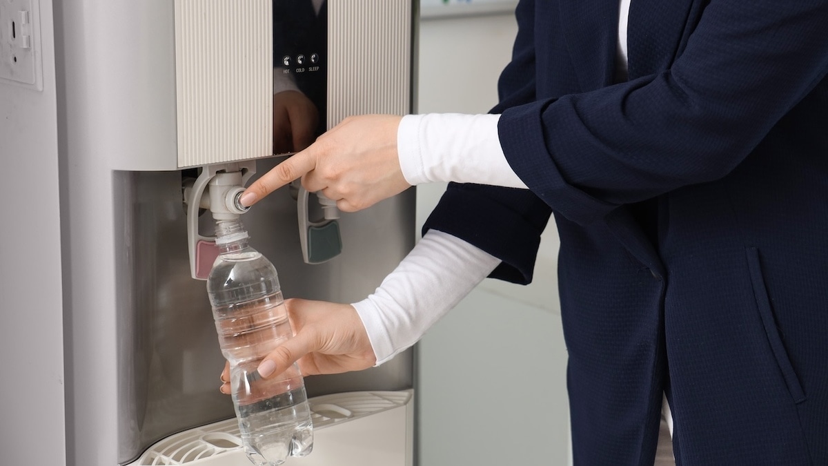 "Убивают все живое": правда ли, что вода из кулеров угрожает здоровью?