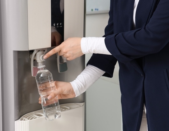 "Убивают все живое": правда ли, что вода из кулеров угрожает здоровью?