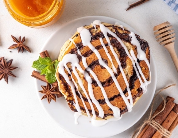 Ароматные панкейки с корицей в стиле "Синнабон" — классная идея для завтрака от фуд-блогера