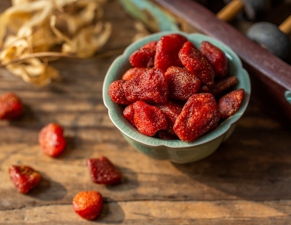 Домашние цукаты из клубники — этот красивый и натуральный десерт заменит любые конфеты