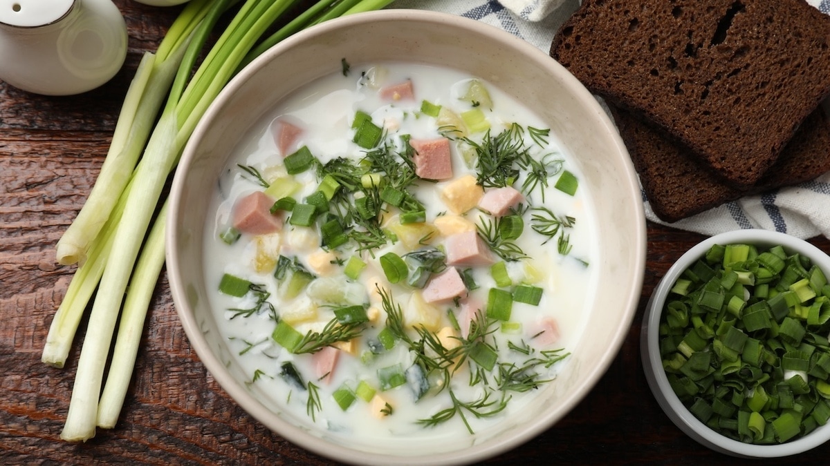 Какая окрошка полезнее? Кефир, квас, сыворотка или "минералка" — шеф подобрал лучшие варианты на лето