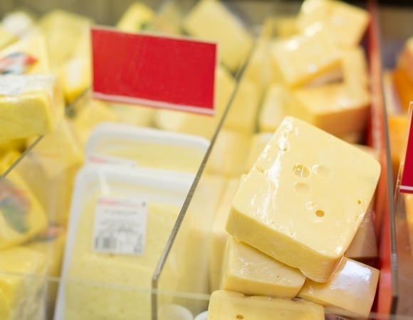 Запрещенный "мясной клей" и не только: какие опасные добавки встречаются в некачественном сыре