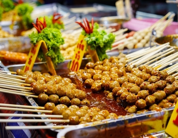 "Как кукуруза и креветки": телеведущий Малоземов сказал, каких насекомых стоит попробовать в Таиланде