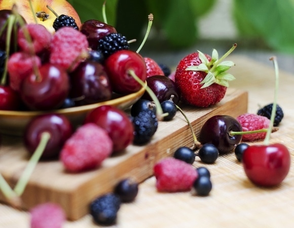 Против бессонницы, воспаления и инфекций — врач назвала неожиданную пользу этой летней ягоды