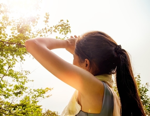 Названы продукты, которые повышают риск теплового удара — в жару такое не едим