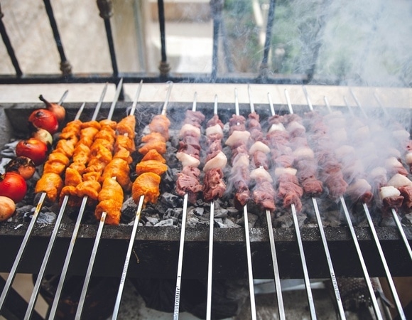 Балкон и парк — не мангальная зона: какие штрафы грозят за шашлык в неположенном месте