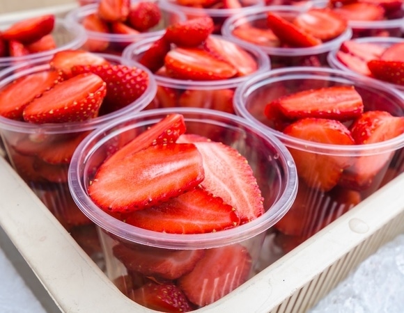 "Понты в их стиле": в Москве начали продавать "филе" клубники за 400 рублей