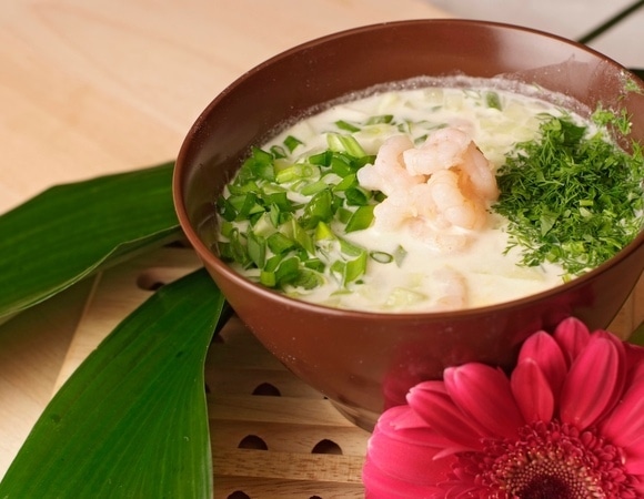 Кокос вместо кваса: рецепт тропической окрошки с креветками и манго