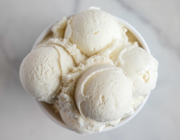 Просто фальсификат: назван продукт, которого не должно быть в настоящем мороженом 