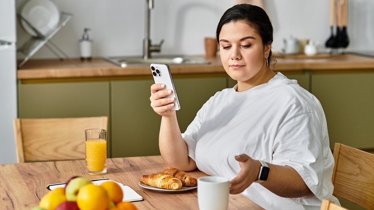 "Смотри, что ты ешь": доктор Мясников предупредил любителей смартфонов