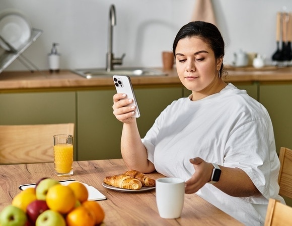 "Смотри, что ты ешь": доктор Мясников предупредил любителей смартфонов