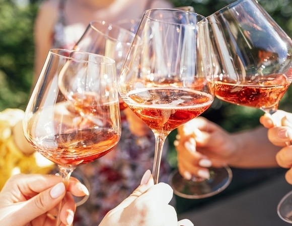 Компромисс найден: кардиолог ответил, сколько алкоголя можно выпить в жару 