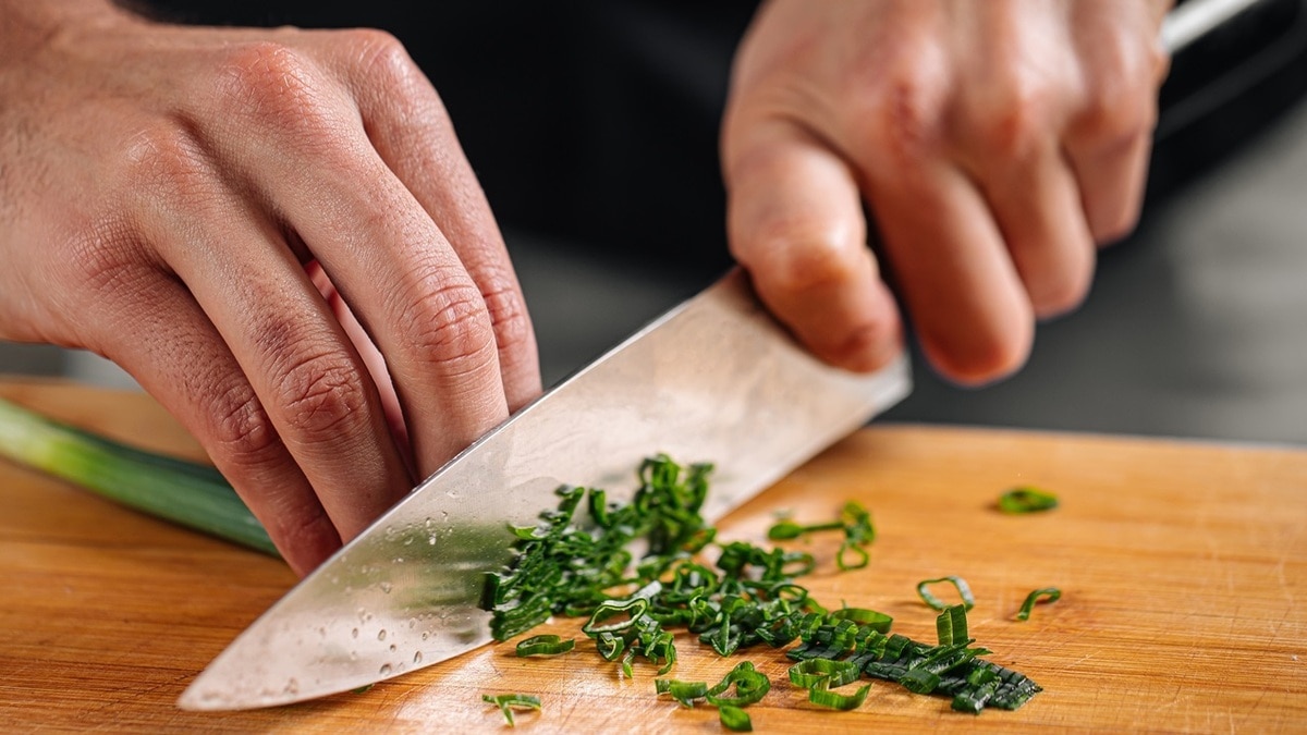 "Очень удобно": как правильно заморозить зеленый лук — просто и быстро