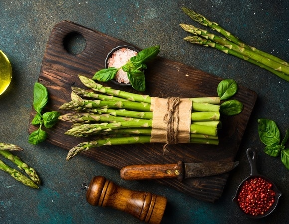 "Почему я раньше об этом не знала?": как правильно заморозить спаржу — стебли точно не слипнутся