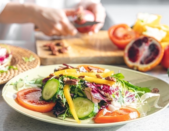 Лето без скачков давления и слабости: гериатр подсказал, что есть пожилым в аномальную жару 