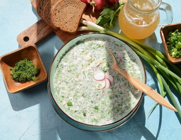 Стало известно, кому нельзя окрошку — ни на квасе, ни на кефире 