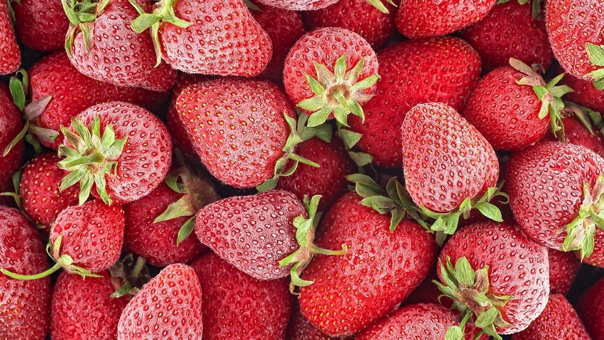  "Идеально к утренним блинчикам":  что приготовить из замороженной клубники — особый соус и не только