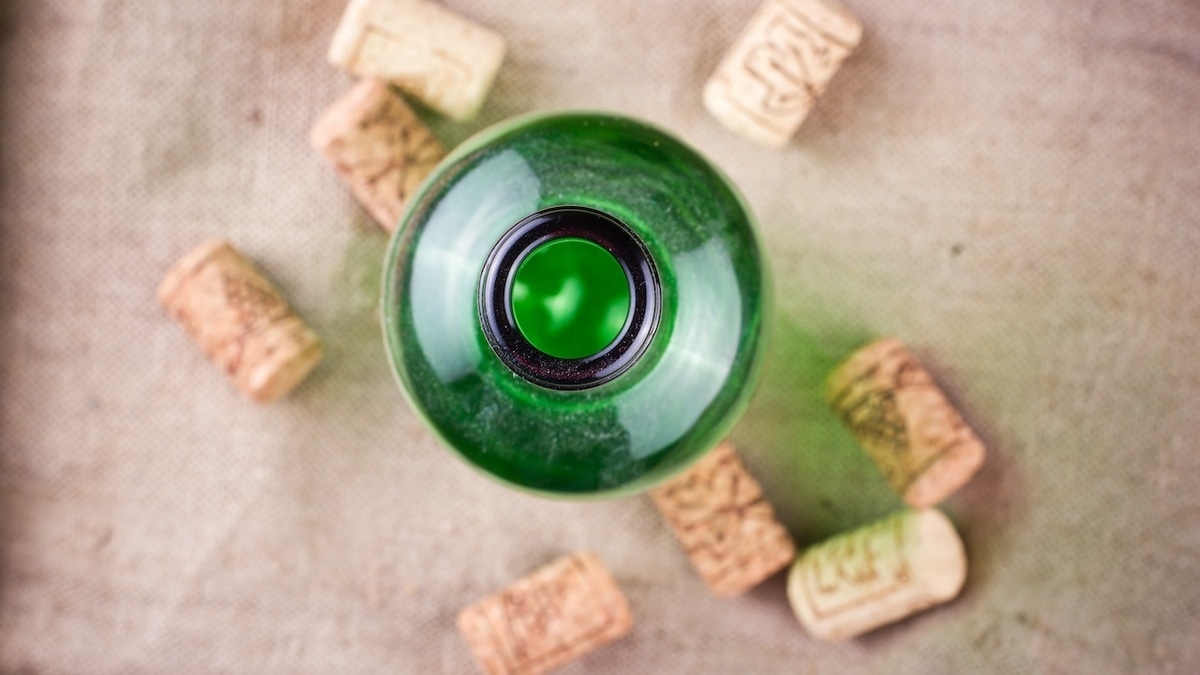 Почему нельзя оставлять пустые бутылки на столе — дело то ли в "халяве", то ли в нечистой силе Почему нельзя оставлять пустые бутылки на столе — дело то ли в "халяве", то ли в нечистой силе