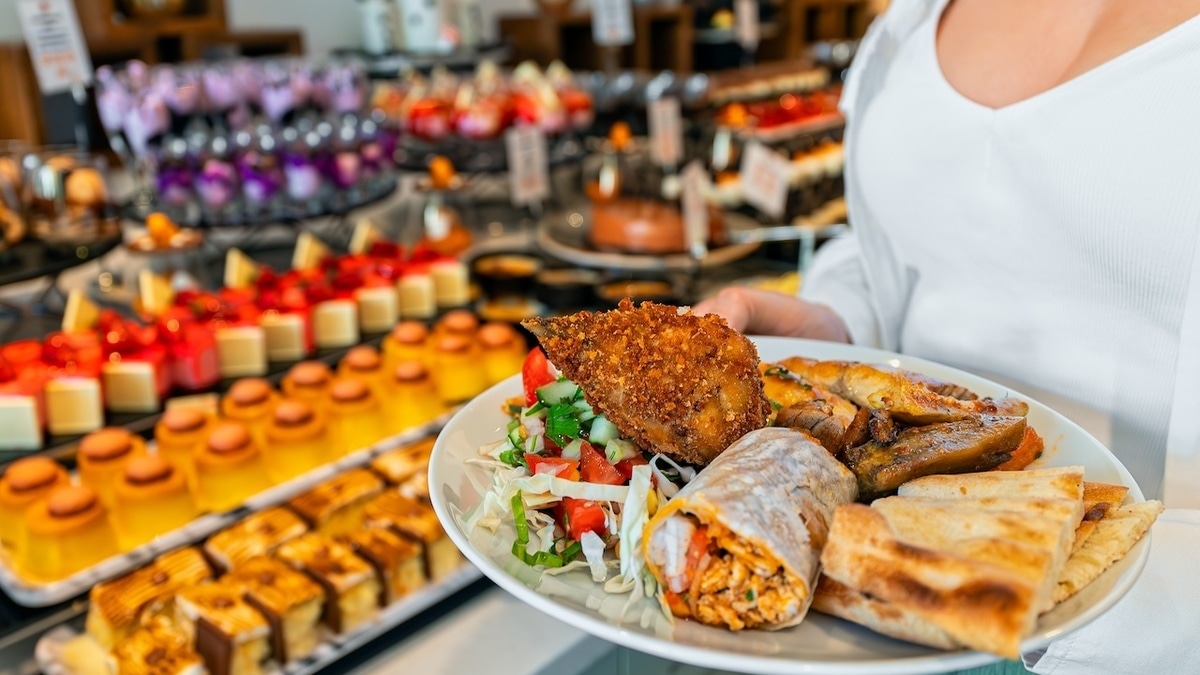 Вместо загара — только жир: как не набрать лишний вес в отпуске