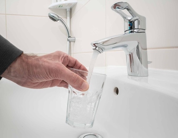 "Справедливости ради": можно ли пить воду из-под крана, разъяснил врач Агапкин