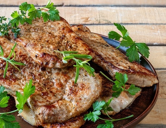 Не кетчуп и не майонез: доктор Мясников советует подавать к свинине варенье