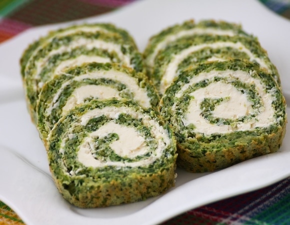 "Полено" со шпинатом, курагой и сливочным сыром — летом без этого рулета никуда