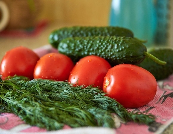 "Хорошо освежает": сделайте летний салат по этому рецепту — получите максимум пользы