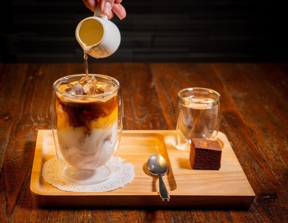 Какие напитки действительно полезны в жару — в списке есть холодный кофе