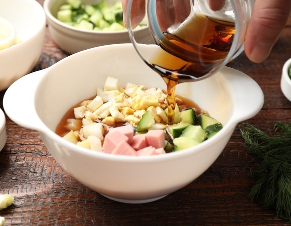 Странное и опасное сочетание: заправляйте окрошку чем угодно, только не этим напитком 