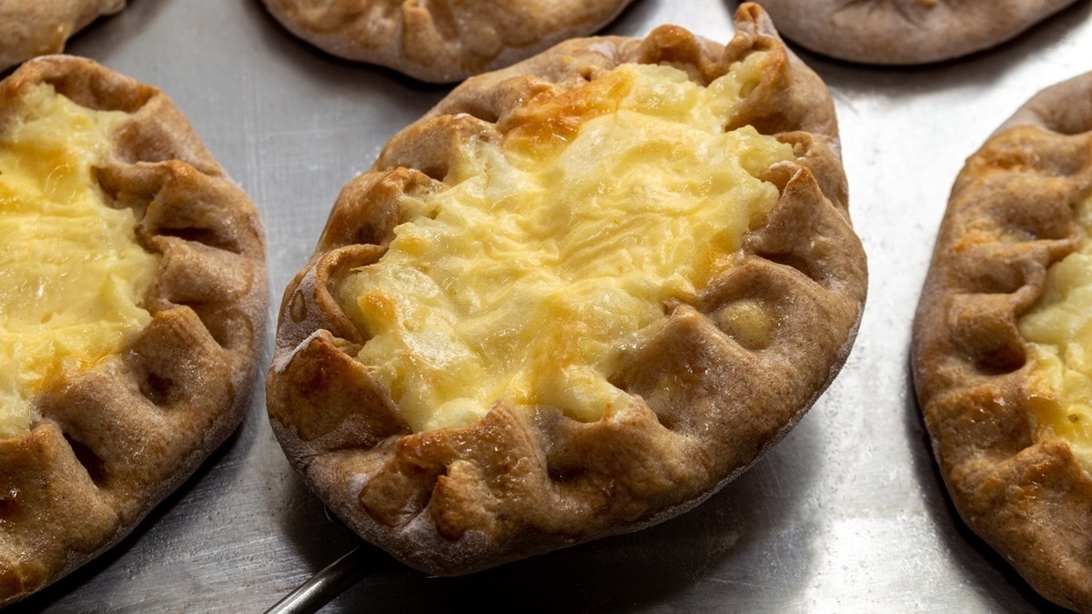 Запекаем "калитки" с любимыми начинками — так вкусно делают только в Карелии