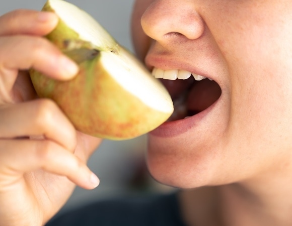 Как почистить зубы без щетки? Диетологи предложили самый простой способ Как почистить зубы без щетки? Диетологи предложили самый простой способ