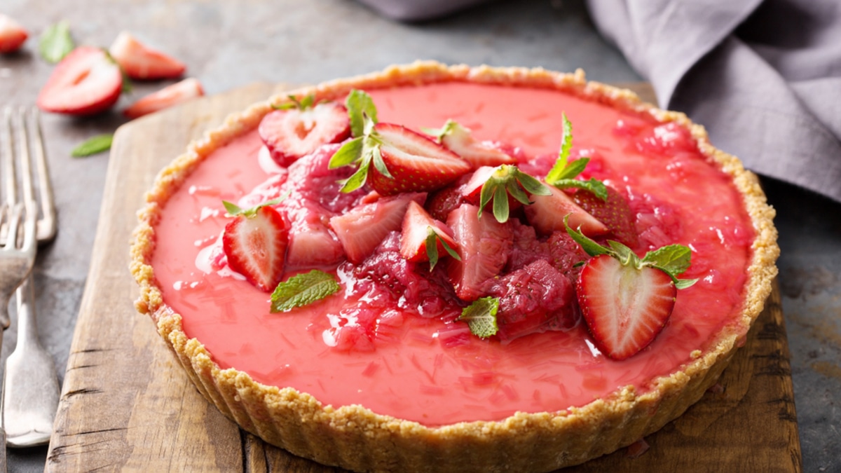 Пирог из клубники и ревеня с заварным кремом: гости будут в восторге