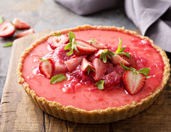 Пирог из клубники и ревеня с заварным кремом: гости будут в восторге